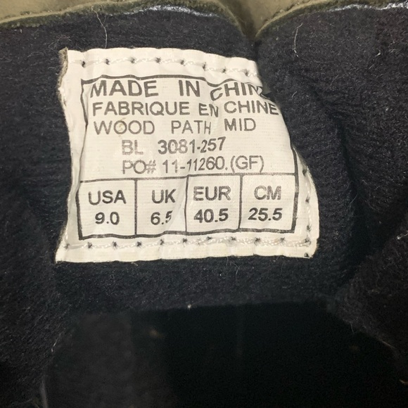 Columbia waterproof hiking boots. - Picture 3 of 10